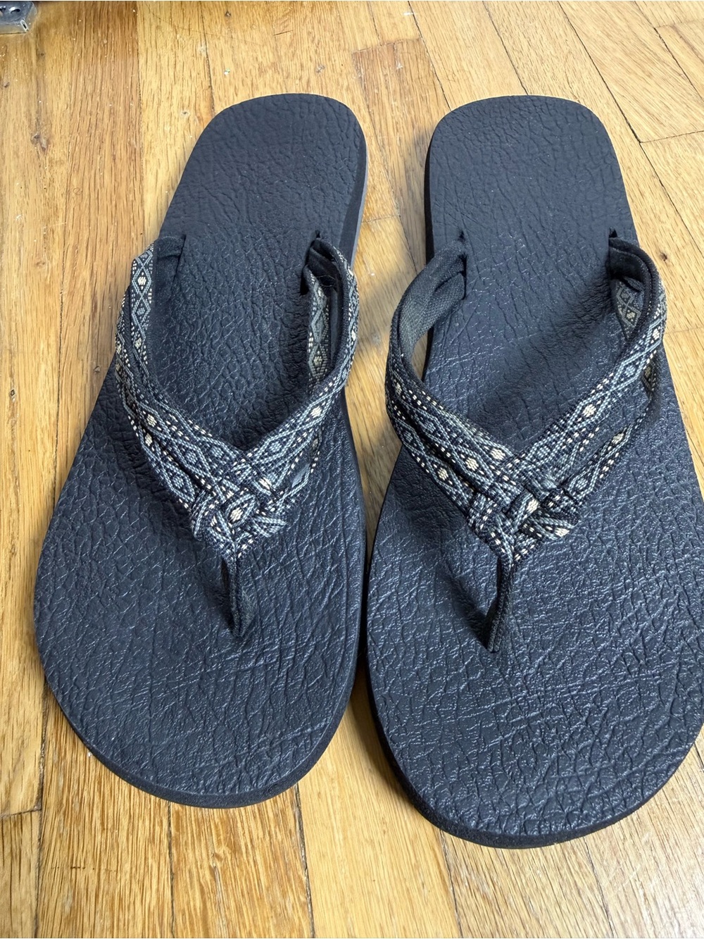 Black Woven-Pattern Men’s Flip-Flop Sandals